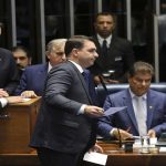flavio-bolsonaro-cotado-para-presidencia-vira-alvo-de-decisao-de-moraes
