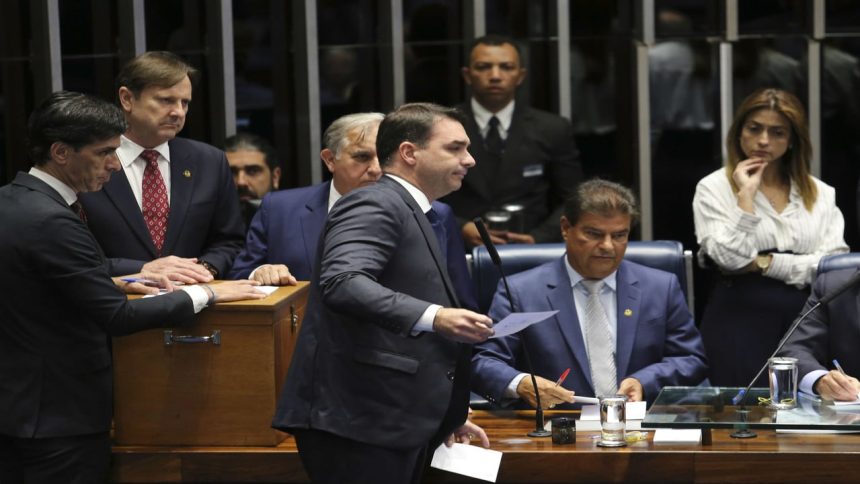 flavio-bolsonaro-cotado-para-presidencia-vira-alvo-de-decisao-de-moraes