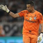 fabio-brilha-e-discute-com-torcida-apos-empate