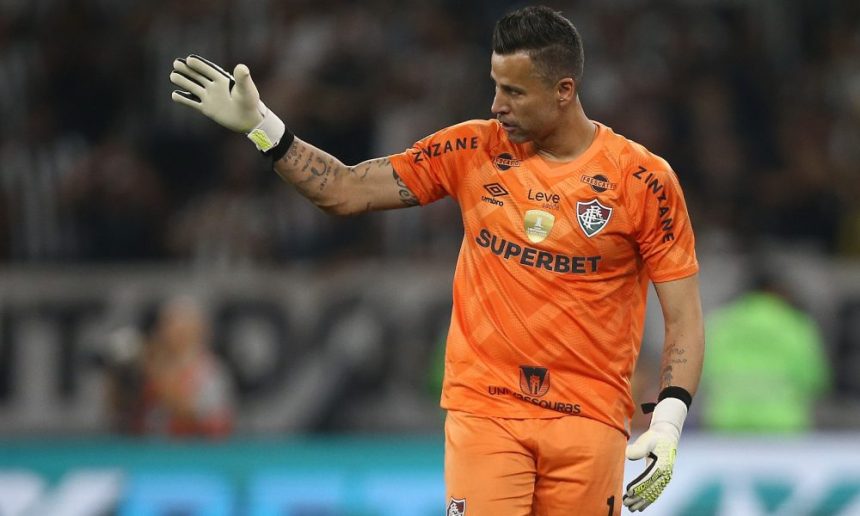 fabio-brilha-e-discute-com-torcida-apos-empate