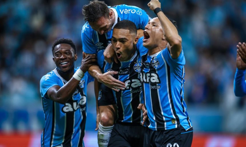 gremio-vira-sobre-o-palmeiras-em-porto-alegre-e-complica-o-alviverde-no-brasileirao