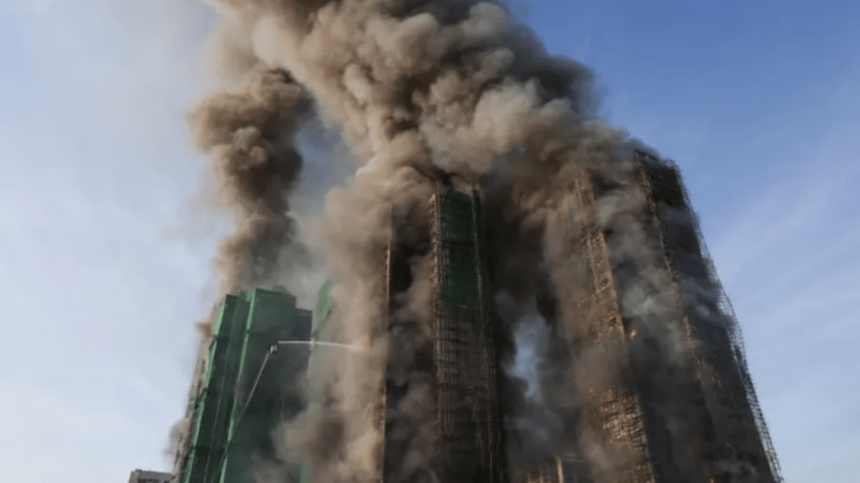 numero-de-mortos-por-incendio-em-hong-kong-sobe-para-128;-200-seguem-desaparecidos