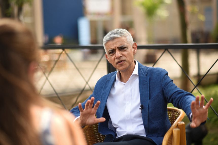 prefeito-de-londres-toma-guarana-gelado-e-muda-de-opiniao:-“essa-e-uma-boa-bebida”