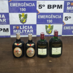 Viatura da Polícia Militar estacionada em frente a supermercado no Centro de Rondonópolis após detenção de suspeito de furto de bebidas