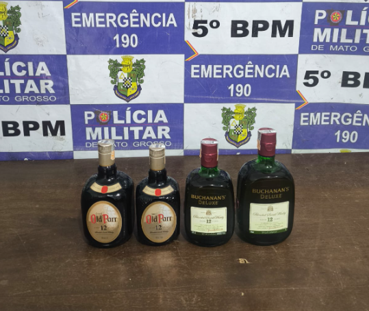 Viatura da Polícia Militar estacionada em frente a supermercado no Centro de Rondonópolis após detenção de suspeito de furto de bebidas