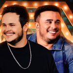 Palco de shows montado em Rondonópolis com público reunido à noite para a festa de 72 anos da cidade, com luzes, bandeiras e clima de celebração