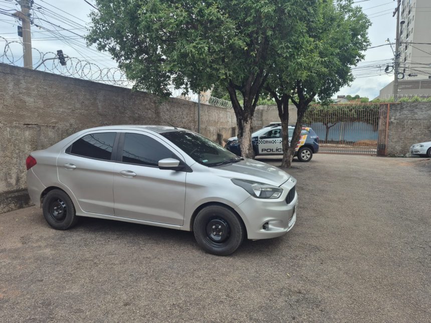Viatura da Polícia Militar parada ao lado de um Ford Ka cinza recuperado em rua do Parque Rosa Bororo, em Rondonópolis, após alerta do sistema Vigia sobre furto do veículo