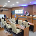 Vereadores mirins sentados no plenário da Câmara de Rondonópolis durante a última sessão ordinária da 4ª Legislatura, com mesa diretora formada por jovens parlamentares