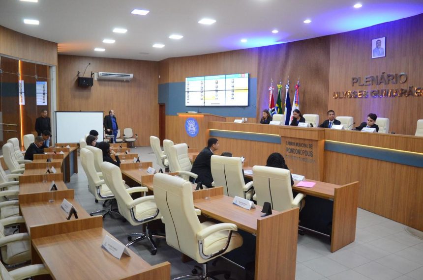 Vereadores mirins sentados no plenário da Câmara de Rondonópolis durante a última sessão ordinária da 4ª Legislatura, com mesa diretora formada por jovens parlamentares