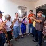 Prefeito Cláudio Ferreira, lideranças comunitárias e moradores durante a inauguração do Centro Comunitário Dona Maruca, no Jardim das Flores, em Rondonópolis