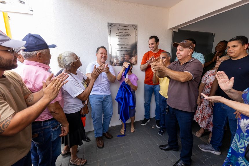 Prefeito Cláudio Ferreira, lideranças comunitárias e moradores durante a inauguração do Centro Comunitário Dona Maruca, no Jardim das Flores, em Rondonópolis