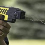 Viatura da Polícia Militar parada em rua residencial à noite, com giroflex ligado, durante atendimento de ocorrência de violência doméstica no Residencial Alfredo de Castro, em Rondonópolis