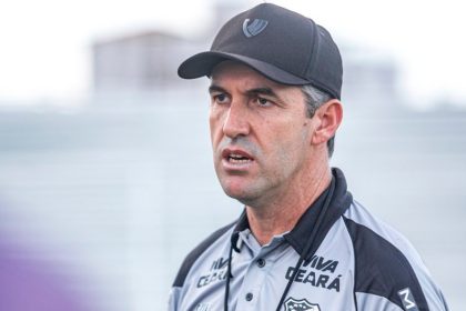 Equipe do Ceará em ação enquanto luta contra o rebaixamento no Campeonato Brasileiro.