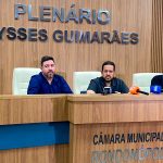 Vereadores de Rondonópolis apresentam em coletiva o balanço da CEI da Santa Casa de Rondonópolis, com documentos sobre a situação financeira do hospital.