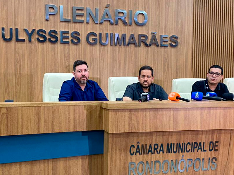 Vereadores de Rondonópolis apresentam em coletiva o balanço da CEI da Santa Casa de Rondonópolis, com documentos sobre a situação financeira do hospital.