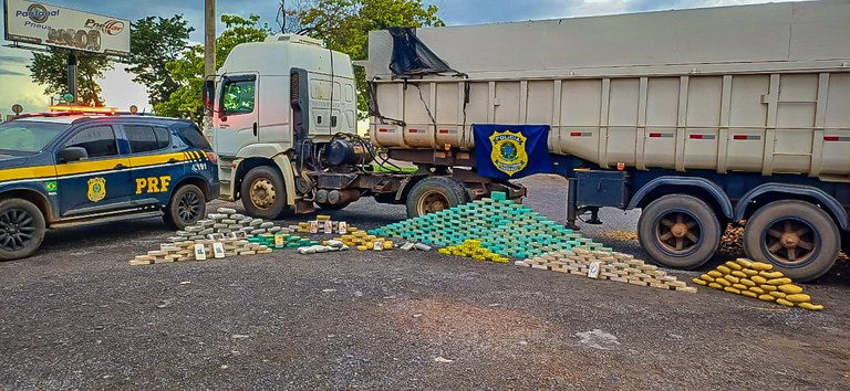 Tabletes de drogas apreendidos pela PRF durante fiscalização na BR-070 em Várzea Grande
