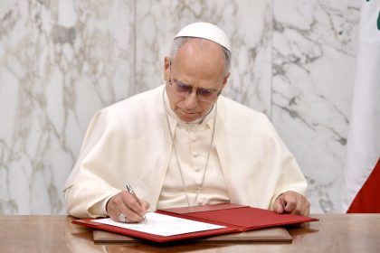 papa-leao-leva-mensagem-de-paz-ao-libano,-alvo-de-ataques-israelenses