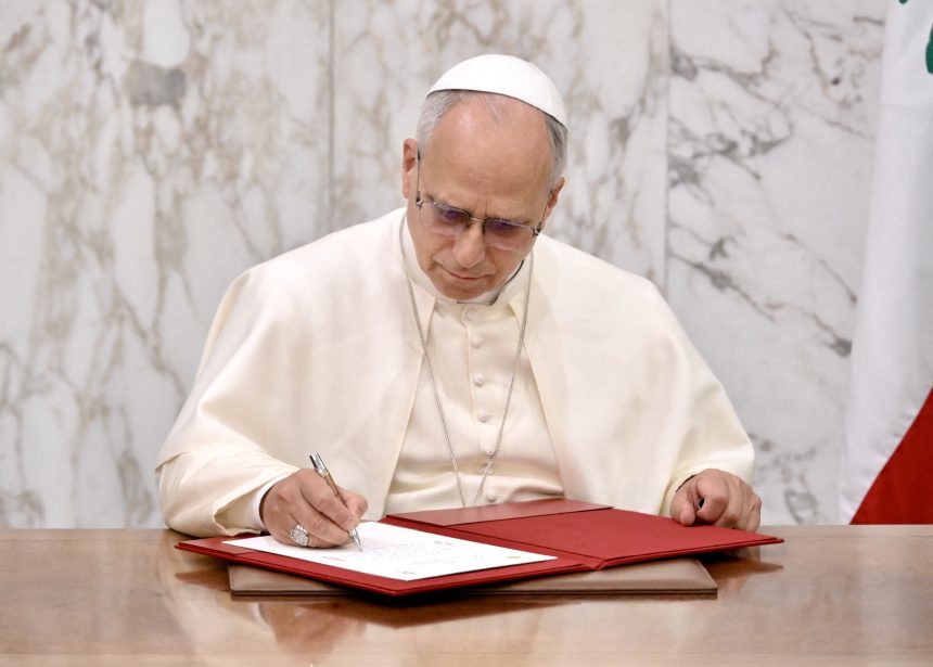 papa-leao-leva-mensagem-de-paz-ao-libano,-alvo-de-ataques-israelenses