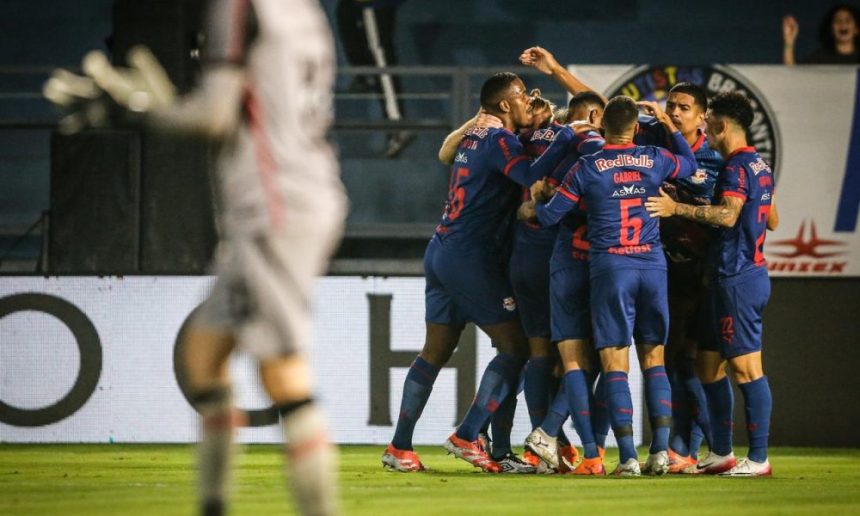 red-bull-bragantino-goleia-vitoria-e-se-recupera-no-brasileiro