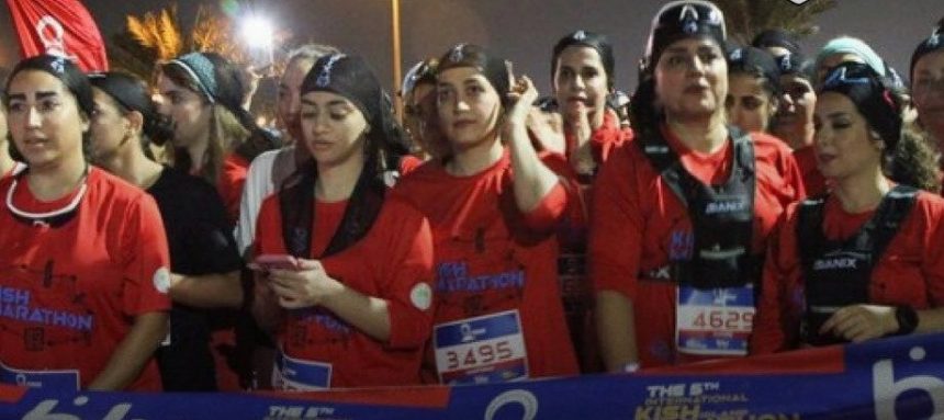 mulheres-sem-o-lenco-hijab-competem-em-maratona-no-ira;-justica-prende-organizadores