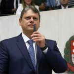 tarcisio-mantem-lealdade-a-bolsonaro-e-se-compromete-em-fortalecer-flavio