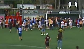 ex-corinthians-e-botafogo-e-espancado-em-jogo-no-parana