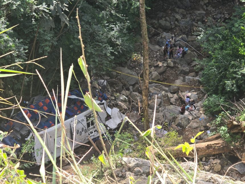 pelo-menos-10-pessoas-morrem-apos-acidente-com-onibus-escolar-na-colombia