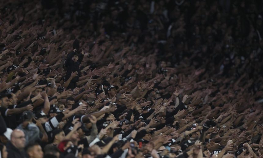 torcida-do-corinthians-invade-area-destinada-ao-vasco-antes-da-final-da-copa-do-brasil;-veja