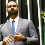 passaportes-diplomaticos-de-eduardo-bolsonaro-e-alexandre-ramagem-sao-cancelados-pela-camara