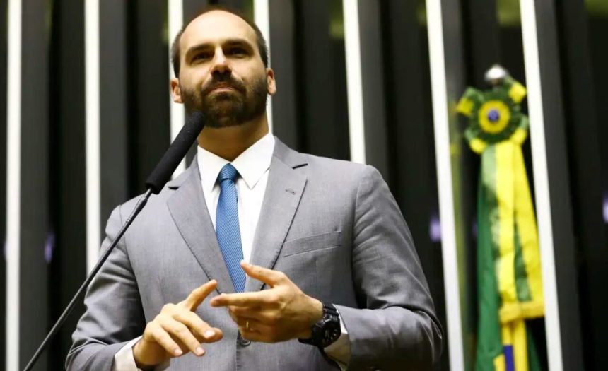 passaportes-diplomaticos-de-eduardo-bolsonaro-e-alexandre-ramagem-sao-cancelados-pela-camara