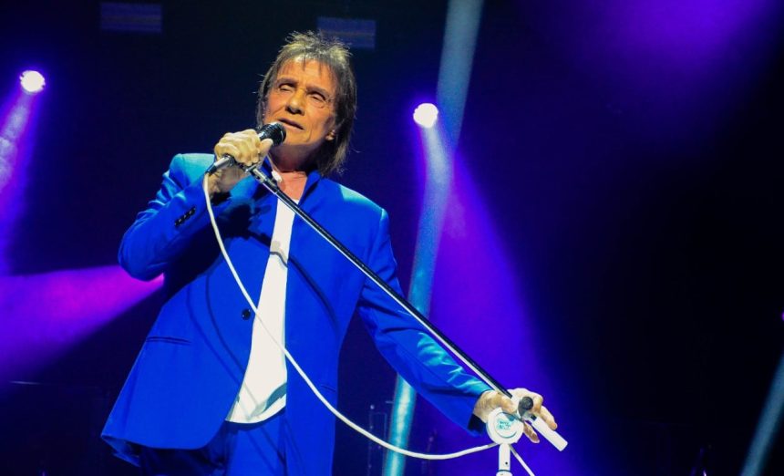 roberto-carlos-muda-a-letra-de-‘amigo’-e-emociona-fas-com-homenagem-a-erasmo-carlos