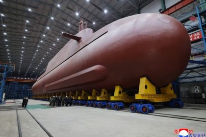 coreia-do-norte-divulga-fotos-de-submarino-nuclear-em-visita-de-kim-jong-un