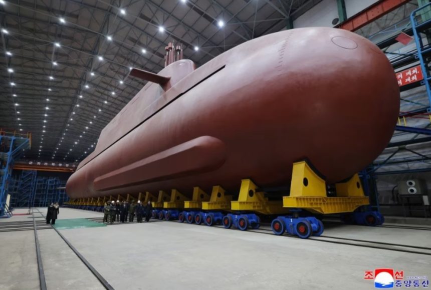 coreia-do-norte-divulga-fotos-de-submarino-nuclear-em-visita-de-kim-jong-un