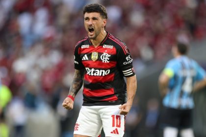 zico-afirma-que-jogaria-ao-lado-de-arrascaeta-no-flamengo-e-explica-como