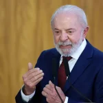 Documento impresso e smartphone representando a orientação jurídica para influenciadores digitais.