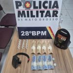 PM prende mulher por tráfico em Jaciara após tiroteio. Ação do 28º Batalhão apreendeu cocaína e veículo. Suspeitos fugiram para mata.