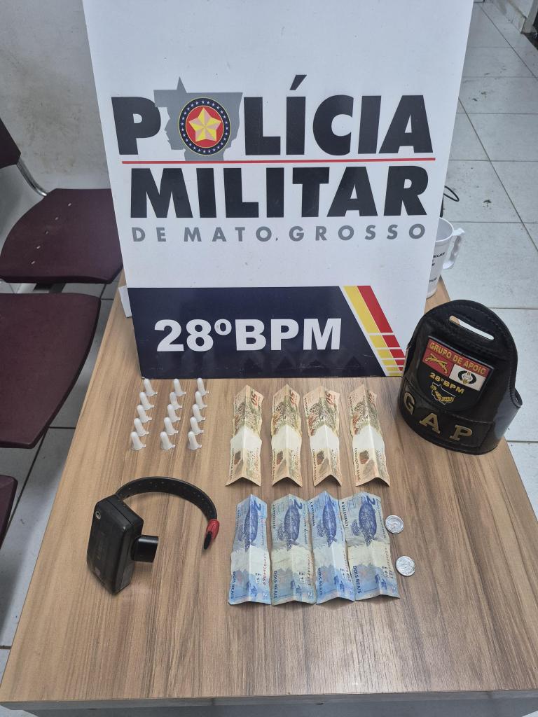 PM prende mulher por tráfico em Jaciara após tiroteio. Ação do 28º Batalhão apreendeu cocaína e veículo. Suspeitos fugiram para mata.