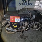 Moto adulterada tentativa furto rondonopolis é localizada pela PM após suspeito fugir e abandonar veículo, mochila e celular em empresa do bairro.