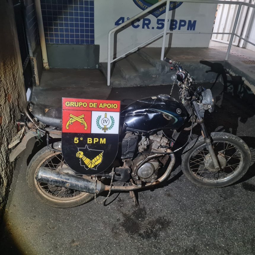 Moto adulterada tentativa furto rondonopolis é localizada pela PM após suspeito fugir e abandonar veículo, mochila e celular em empresa do bairro.