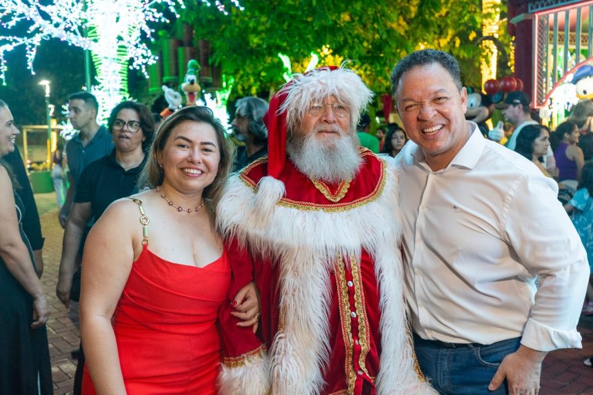 Papai Noel Vila do Natal atende famílias todos os dias na Praça Brasil com ônibus gratuito e programação cultural do Natal do Amor.