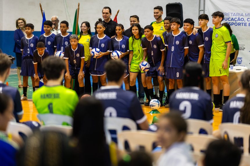 Professores e técnicos recebem kits esportivos no Ginásio Marechal Rondon, durante evento da Prefeitura de Rondonópolis para fortalecer polos esportivos