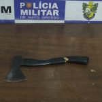 Viatura da Polícia Militar em frente a imóvel no Jardim Guanabara durante ocorrência de dano qualificado em Rondonópolis