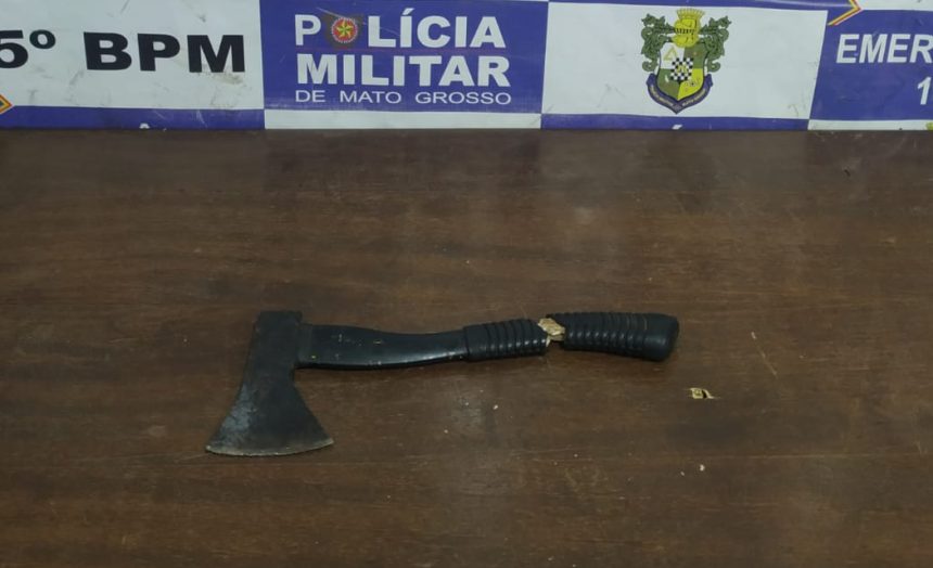 Viatura da Polícia Militar em frente a imóvel no Jardim Guanabara durante ocorrência de dano qualificado em Rondonópolis
