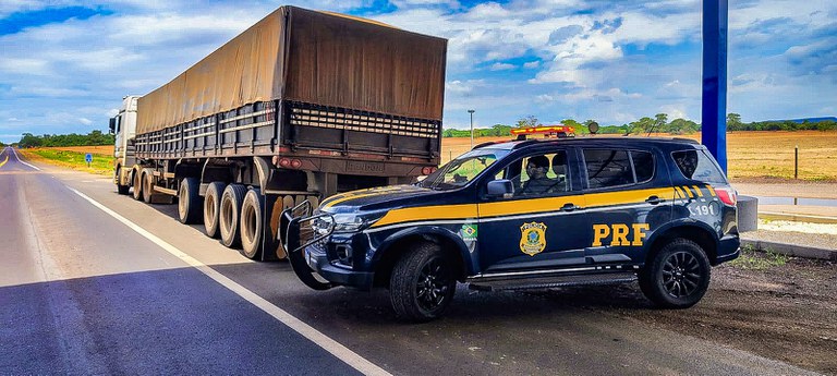 PRF retirou de circulação dois veículos de carga adulterados na BR-070