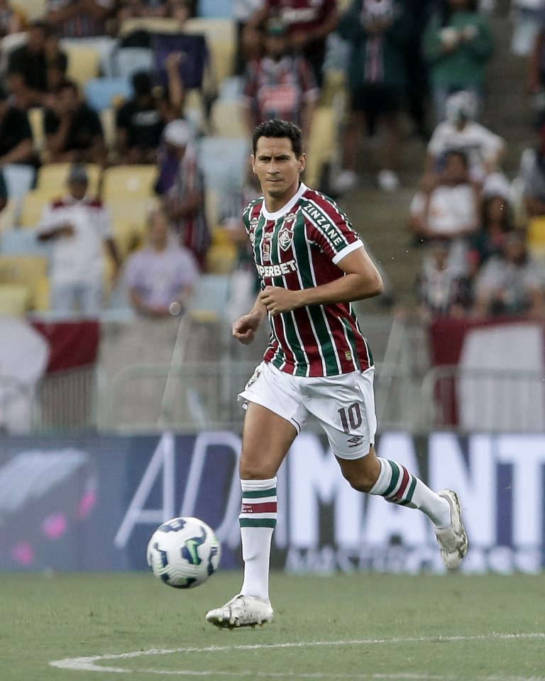 Paulo Henrique Ganso com a camisa do Fluminense em campo, gesticulando durante partida, em matéria sobre o desejo de ter Neymar no clube em 2026