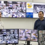 Prefeito Cláudio Ferreira e gestor do GASP observam telas do sistema de videomonitoramento durante trabalho de fiscalização.