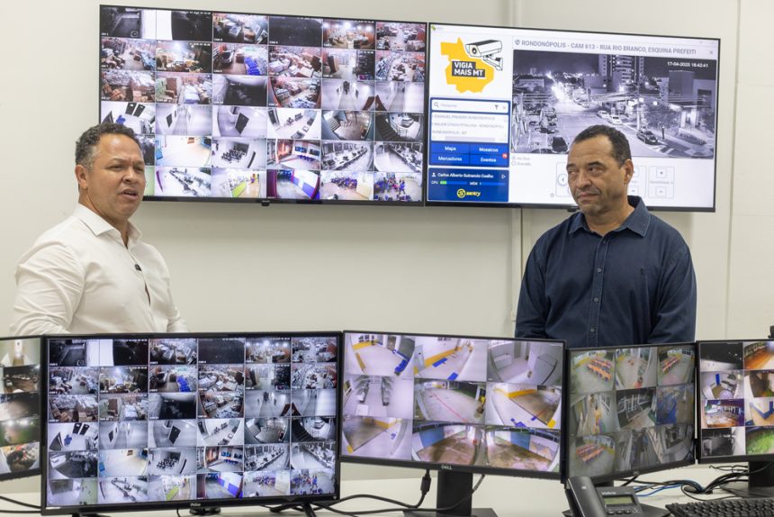 Prefeito Cláudio Ferreira e gestor do GASP observam telas do sistema de videomonitoramento durante trabalho de fiscalização.
