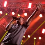 Anderson Freire cantando no palco do Rondonópolis é Show, durante a abertura das comemorações de 72 anos da cidade, com público reunido no estádio.