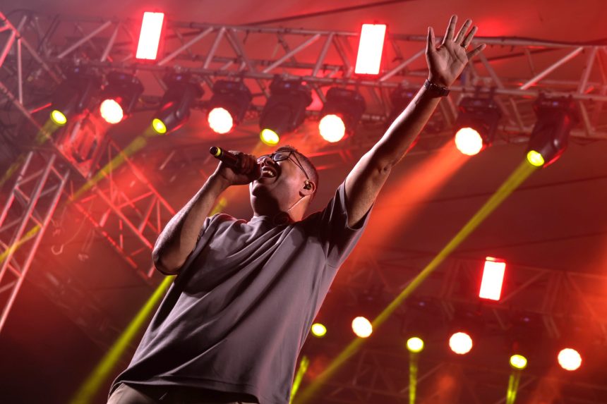 Anderson Freire cantando no palco do Rondonópolis é Show, durante a abertura das comemorações de 72 anos da cidade, com público reunido no estádio.