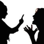 Silhueta de duas mulheres gritando uma com a outra, representando o conflito e a discussão acalorada.
